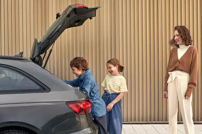 kobieta stojąca przy białym Audi