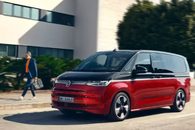 czerwono czarny Volkswagen Multivan